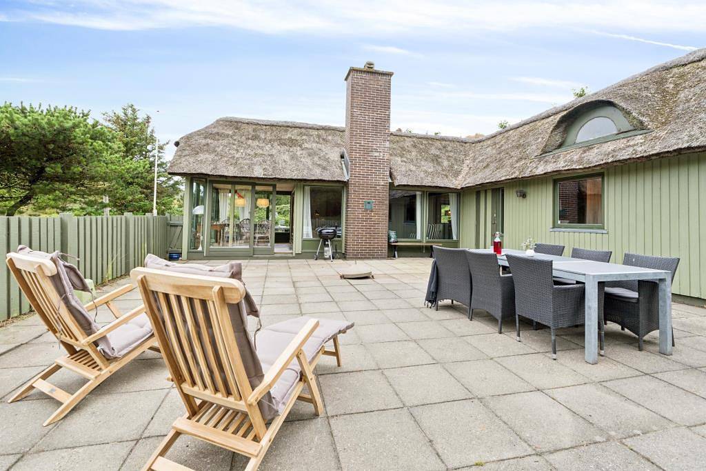 Cozy cottage with conservatory and space for 6 people in Søndervig, Holmsland Klit