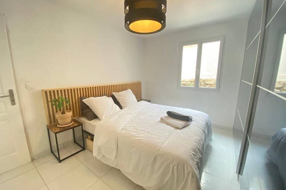 Villa 6 persons/pool/jacuzzi/campagne/terrain de pétanque/15 km Bandol in Le Beausset, Toulon region