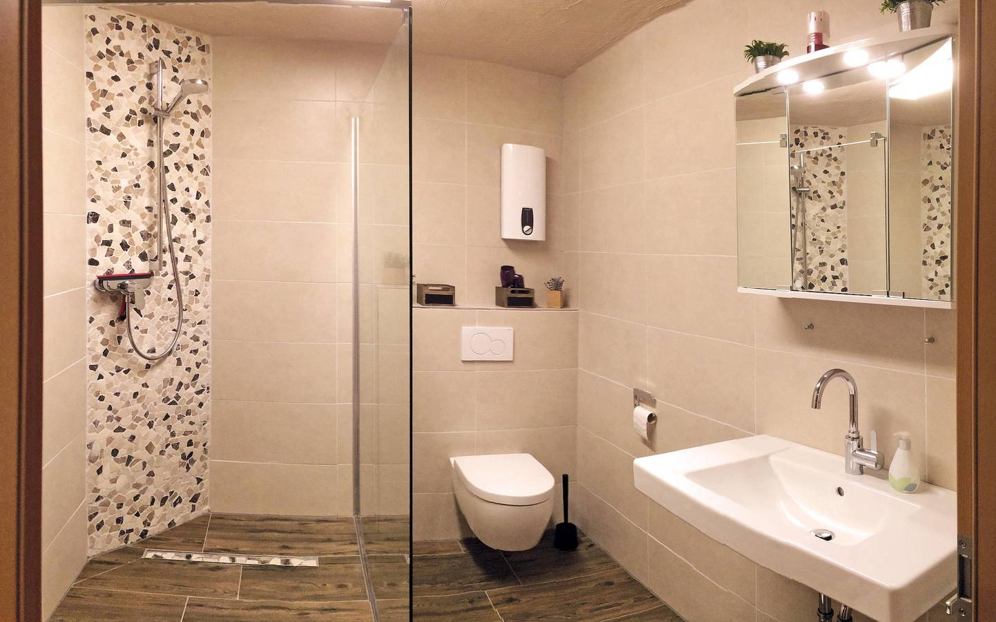 Ganze Ferienwohnung, 2-Bett-Ferienwohnung Dusche/Wc, Balkon in Hillesheim, Vulkaneifel