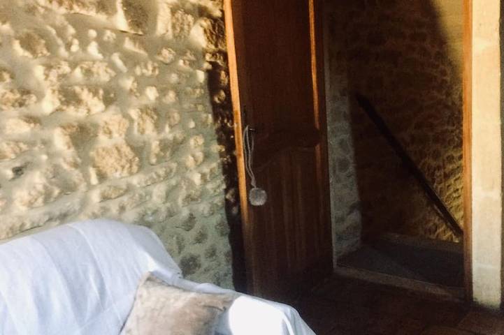 Schönes Steinhaus im Dorf Vers Pont du Gard in Vers-Pont-du-Gard, Nimes und Umgebung