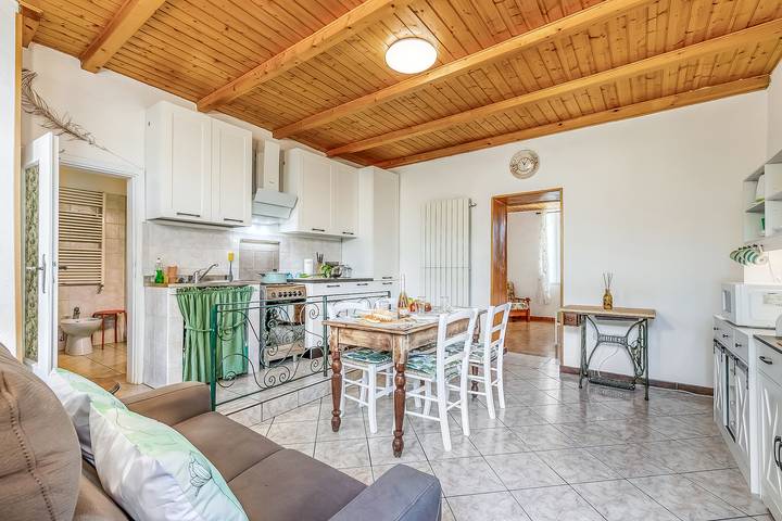 Ganze Wohnung, Butterfly Apartment: Lake Maggiore Luino Apartment with Balcony in Luino, Comune di Luino