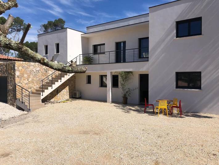 Location de vacances pour 8 personnes, avec vue ainsi que jardin et piscine à Boissières - 4