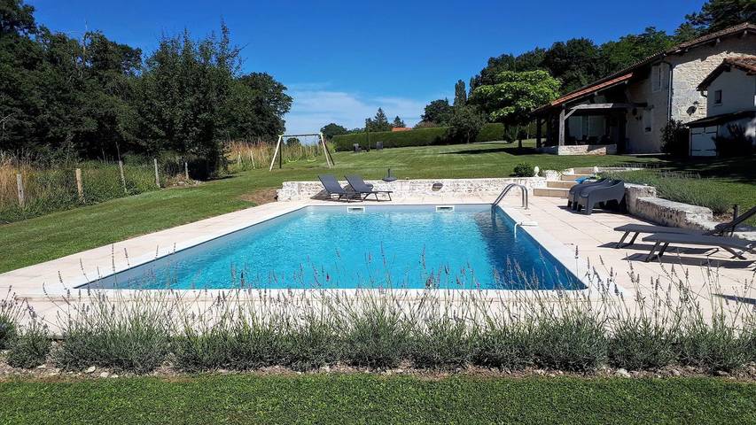 Location de vacances pour 7 personnes, avec jardin et piscine à Verteillac