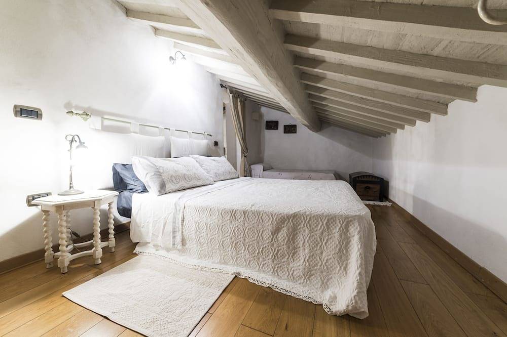 Nydelig restaurert gårdshus med svømmebasseng i stille stille bakker i Siena. in Trequanda, Provinsen Siena