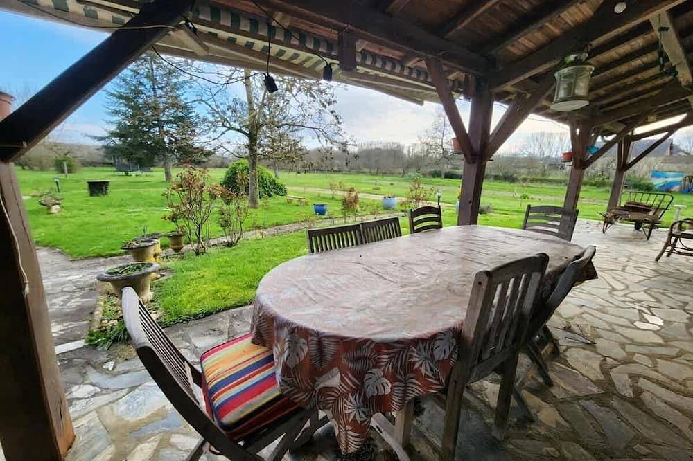 Maison spacieuse avec grand jardin à Valdivienne in Valdivienne, Vienne (France)