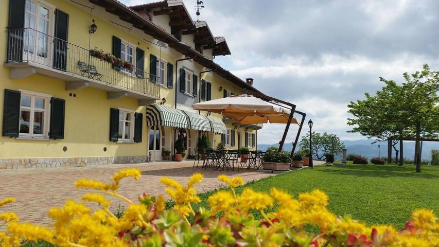Privatzimmer für 2 Personen, mit Balkon und Terrasse sowie Garten und Ausblick