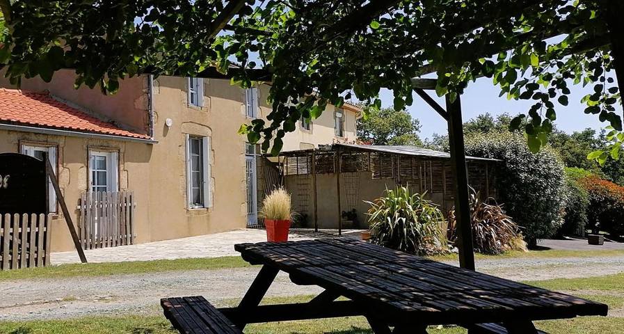 Location de vacances pour 4 personnes, avec jardin ainsi que vue et terrasse à Chambretaud - 4