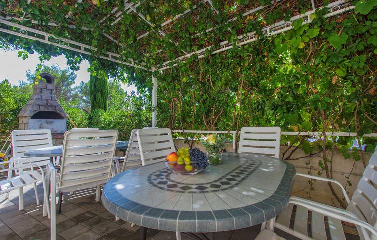 Ganze Ferienwohnung, Modernes Apartment in Strandnähe mit Terrasse und WLAN, Parkplatz inklusive in Srima, Šibenik-Knin