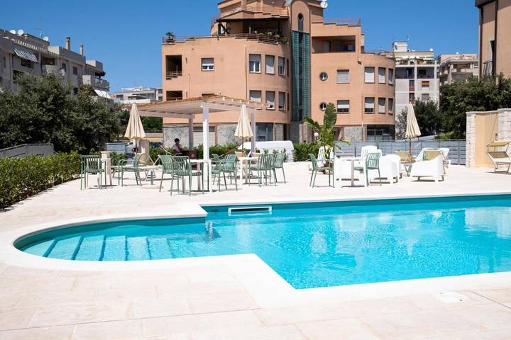 Hotel für 2 Personen, mit Terrasse und Pool sowie Garten - 1