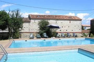 Gîte pour 8 personnes, avec piscine et jardin à Dœuil-sur-le-Mignon