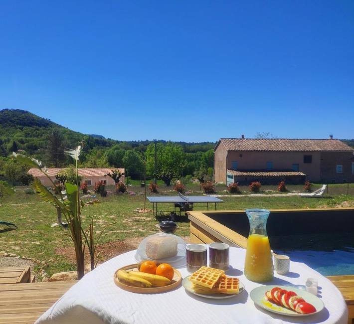 Location de vacances pour 2 personnes, avec terrasse et piscine ainsi que jardin et jacuzzi à Fox-Amphoux - 2