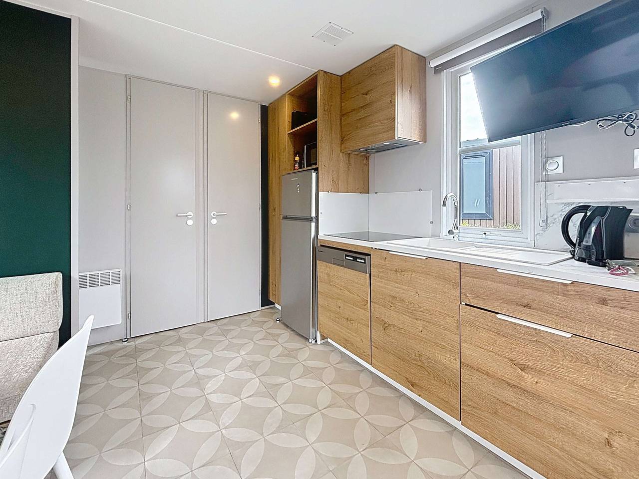 Mobil-home de Grand Confort à 200m de la plage avec piscine chauffée, 2 chambres, parking, wifi inclus in Jullouville, Côte de la Déroute