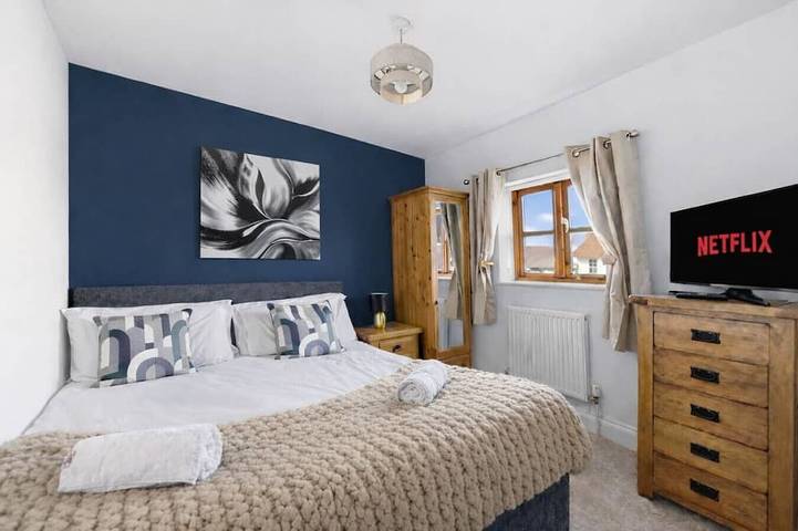 Loughton House • Prime Location • Driveway Parking • Smart TVs • Super-Fast WiFi • Yoko Property in Milton Keynes, Südostengland