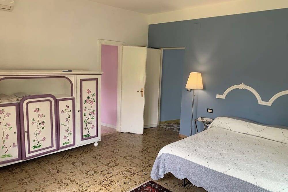 Small villa with a view of the Cassino valley and montecassino with its abbey. in Cassino, Frosinone Provinz