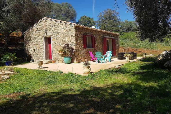 Gîte pour 4 personnes, avec terrasse ainsi que piscine et jardin à Lama
