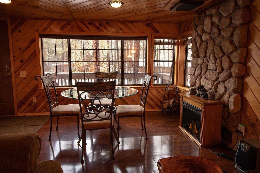 Erfrischen Sie sich in den Pinien für einen unterhaltsamen Sommerurlaub in Navajo County