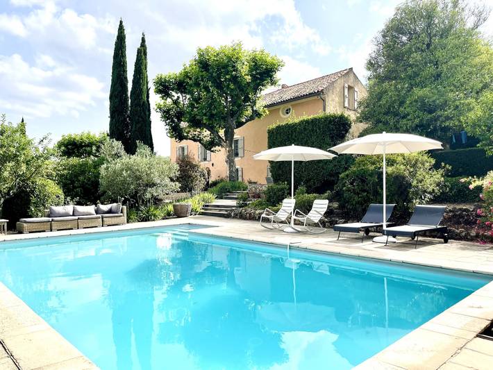 Gîte pour 12 personnes, avec piscine, adapté aux familles