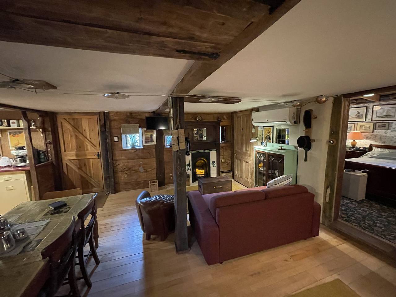 Entire holiday apartment, Remarkable Boultons Barn with hot tub & opt sauna in Bovey Tracey, Dartmoor