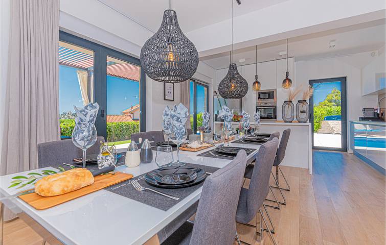 Location de vacances pour 8 personnes, avec jardin et terrasse, animaux acceptés à Tribunj - 3