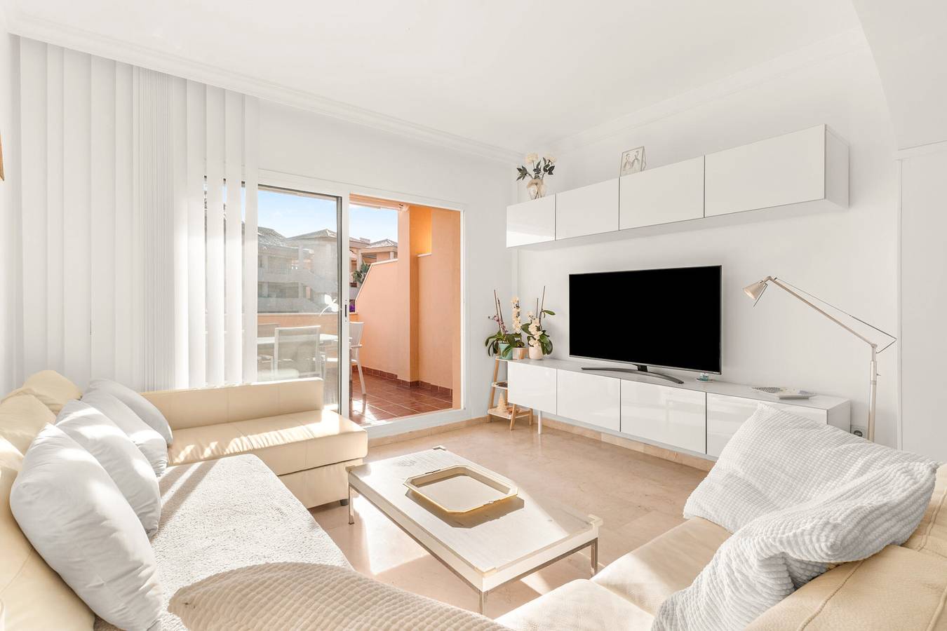 Entire apartment, Apartment 'Jardines Santa Maria Golf Elviria' with Shared Pool, Wi-Fi and Air Conditioning in Marbella East, Marbella