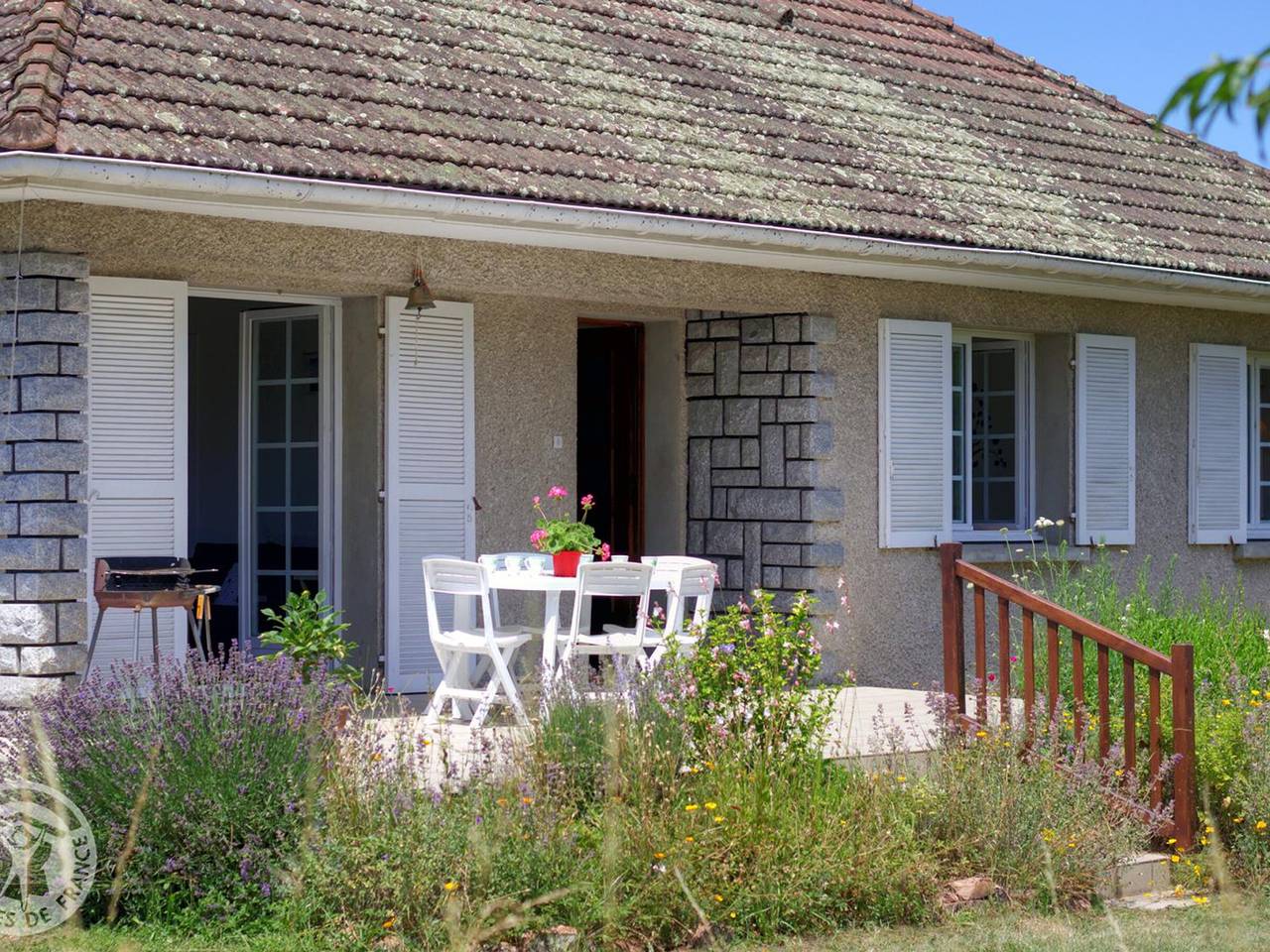 Bright cottage with large garden and private tennis in Nervieux, Montbrison