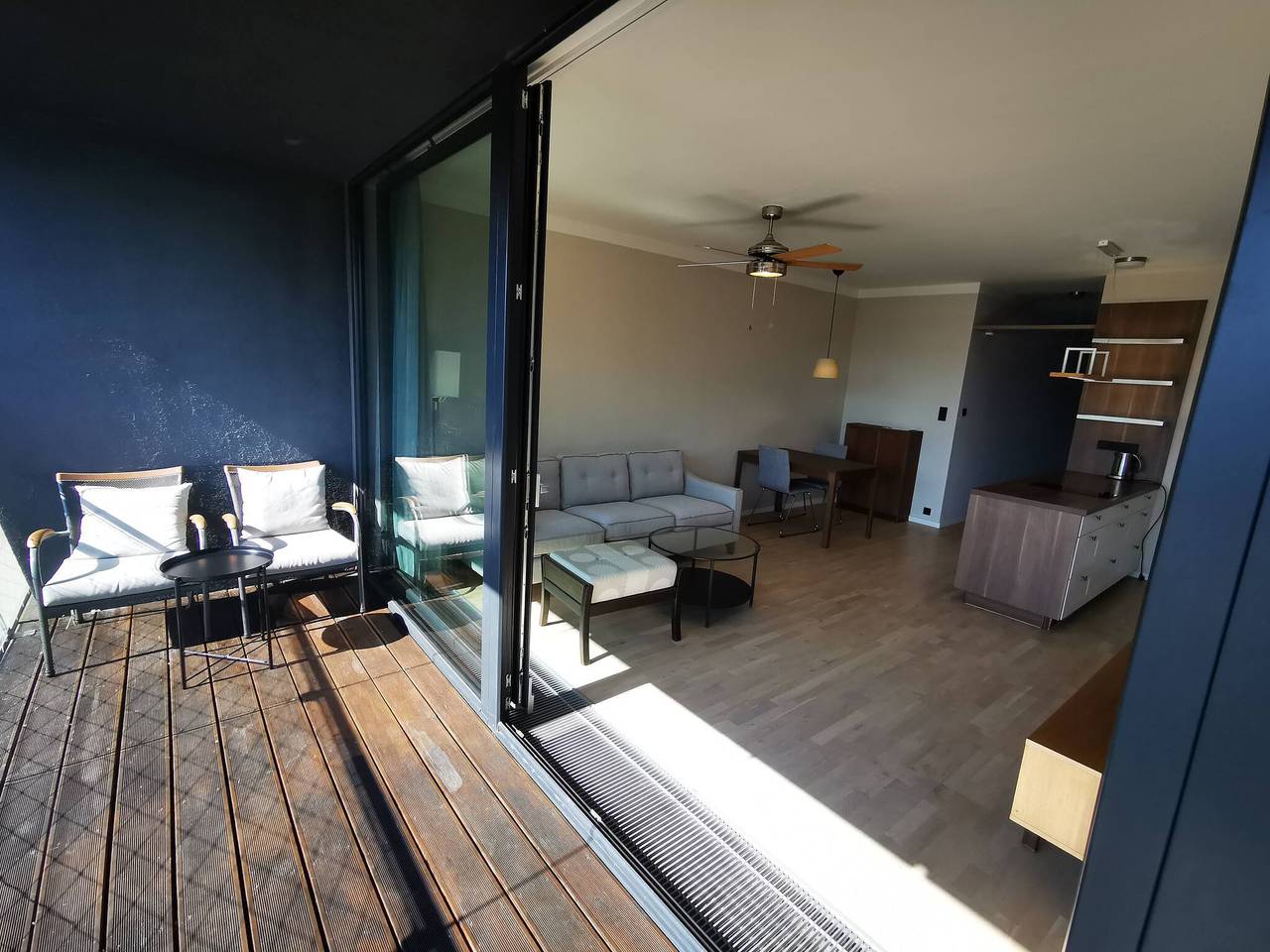 Ganze Wohnung, Kostenlose Parkplätze, modernes Apartment in Smichov mit großem Balkon, 10 Minuten mit der Metro ins Zentrum. in Prag, Mittelböhmen