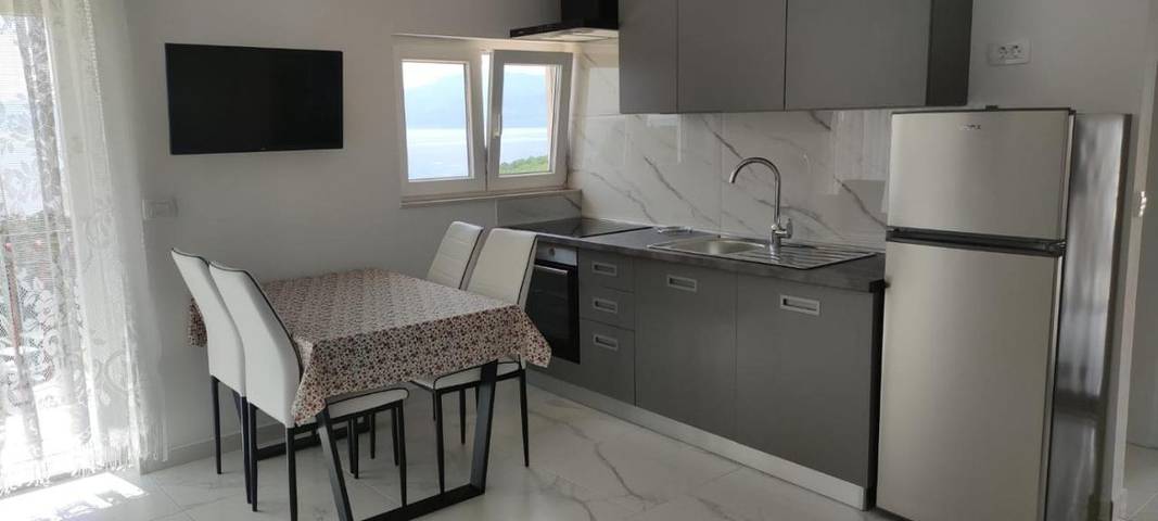 Ferienwohnung für 3 Personen, mit Terrasse und Garten in Paveki