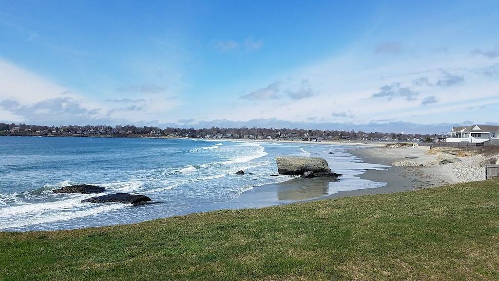 Entzückender Cottage-Spaziergang über die Straße zum ersten Strand, Mindestaufenthalt im Winter 9 Monate in Middletown, Newport County