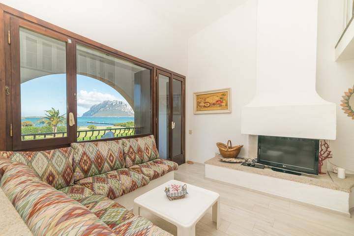 Location de vacances pour 6 personnes, avec terrasse et vue sur l’océan, adapté aux familles dans Loiri Porto San Paolo - 2