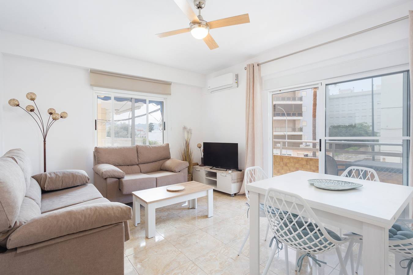 Apartamento entero, Apartamento 'Daimuz Holidays' con vistas al mar, balcón y Wi-Fi in Daimuz, Costa de Valencia