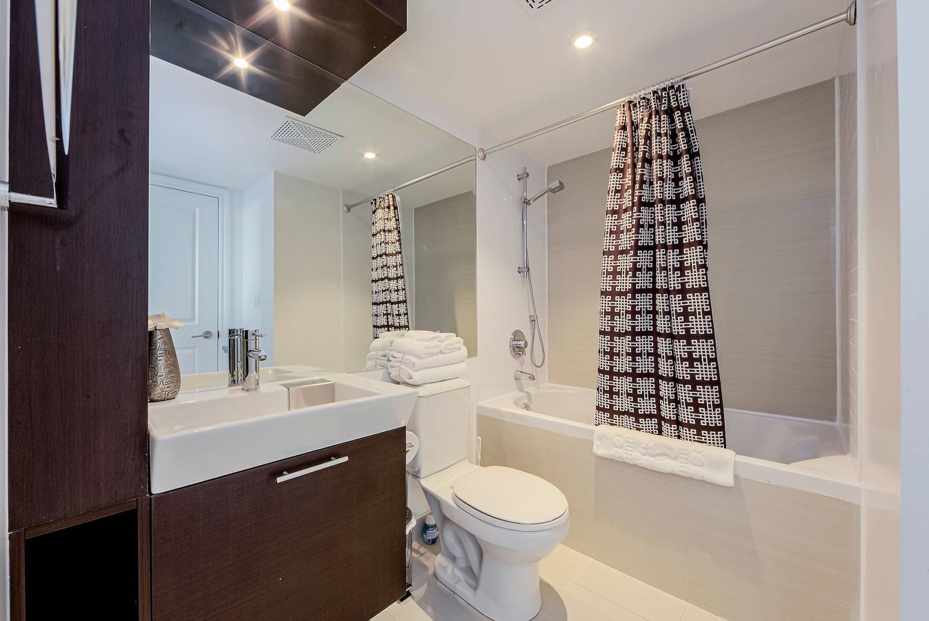 Apartamento vacacional entero, Condominio familiar de 2 habitaciones completamente amueblado. Capacidad para 6 personas. Estacionamiento disponible. 3 televisores. in Toronto, Lago Ontario (Kanada)