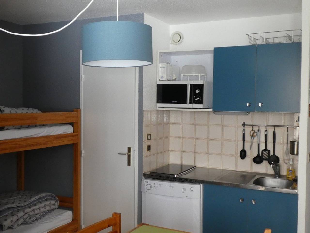 Entire apartment, Cozy 6-Person Apartment in Réallon: Near Ski Lifts, Shops & Restaurants in Réallon, Écrins National Park