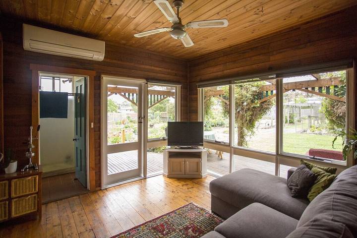 Cottage for 8 people, with garden and balcony in Victoria