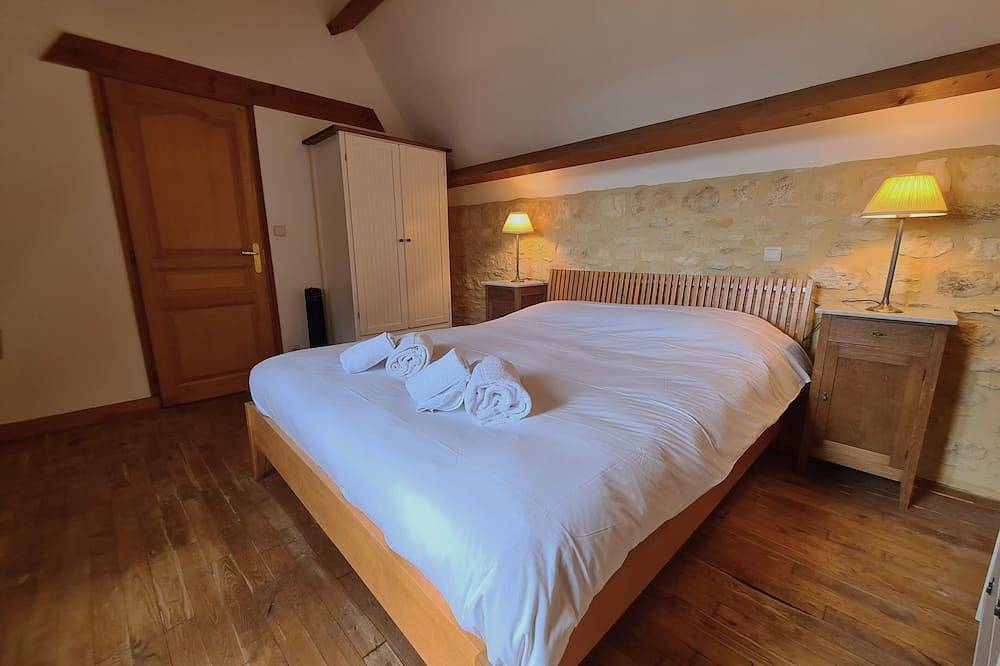 Lovely stone cottage set on the remparts of the village of Domme. in Domme, Périgord Noir