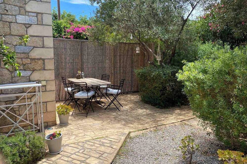Ganze Wohnung, Beautiful Basement Apartment with Private Terrace in Stoupa, Messenien
