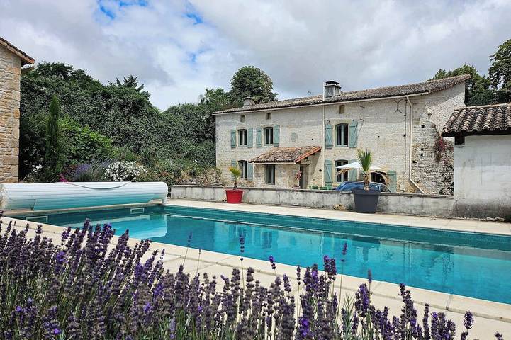 Location de vacances pour 10 personnes, avec jardin et piscine à Theil-Rabier