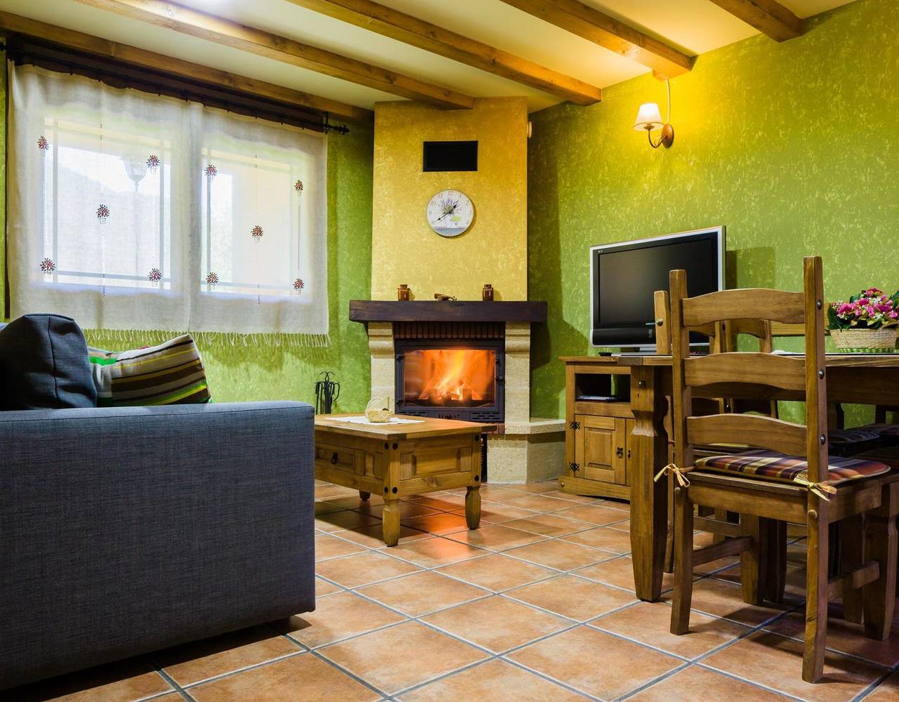 Apartamento 'Cuartal' con vistas a la montaña, piscina compartida y Wi-Fi in Caboalles de Abajo, Villablino