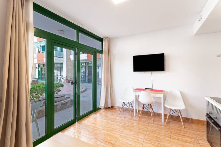 Apartamento entero, Apartamento de vacaciones 'Apartamento Yumbo Dunas' con piscina compartida, terraza privada y Wi-Fi in Maspalomas, San Bartolomé de Tirajana