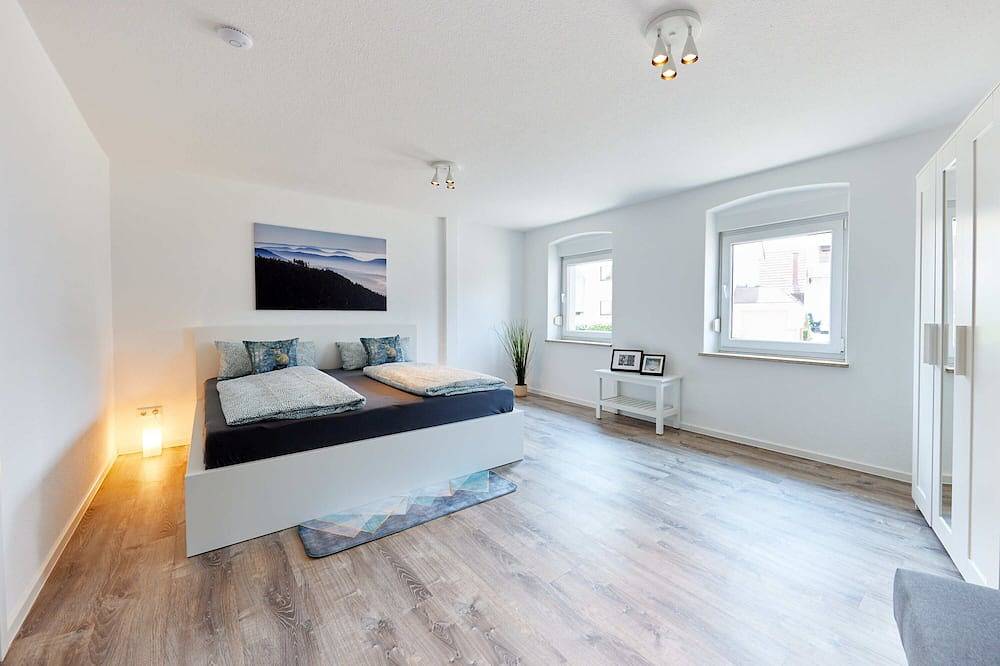 Ganze Wohnung, Frisch renovierte Ferienwohnung nur 300m vom Bahnhof in Europa-Park, Ringsheim