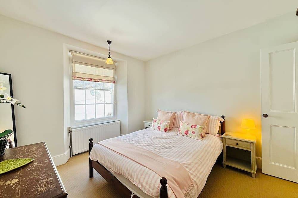 2 Bedroom Character Home in Central Topsham in Topsham, Devon