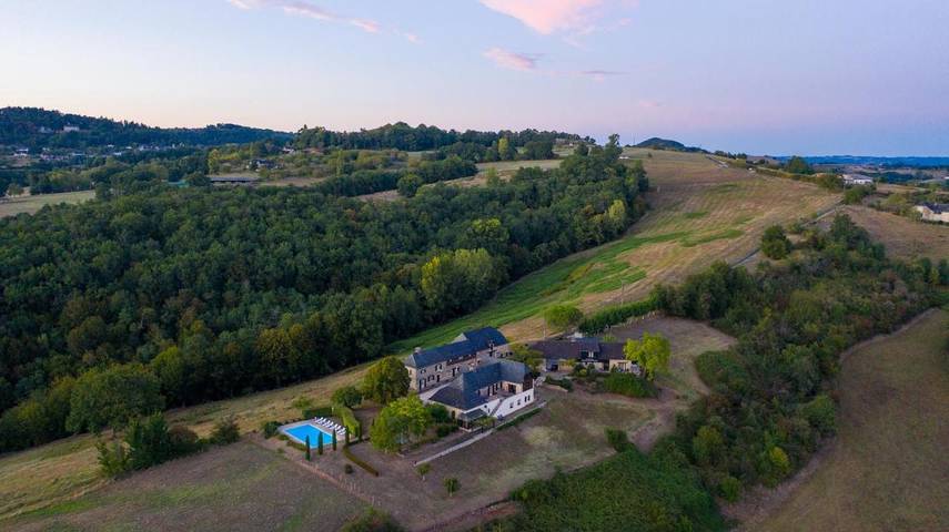 Location de vacances pour 2 personnes, avec vue ainsi que piscine et jardin à Perpezac-le-Blanc - 2