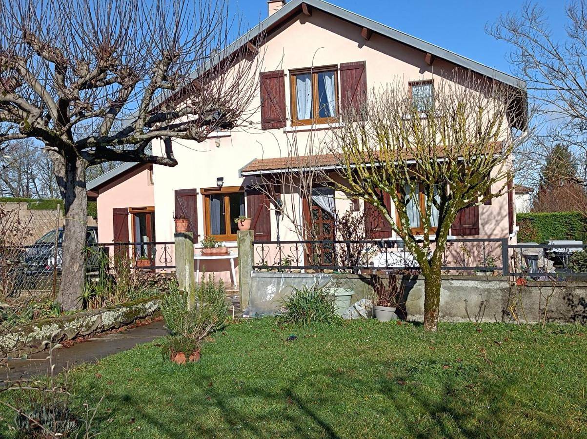 Appartement de vacances entier, Deluxe Room (2 Adults + 1 Child) in Lannemezan, Hautes-Pyrénées