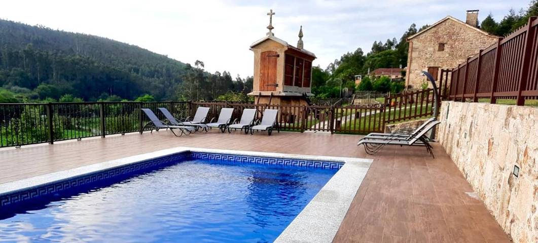 Casa rural para 14 personas, con piscina además de vistas y jardín en Campo Lameiro