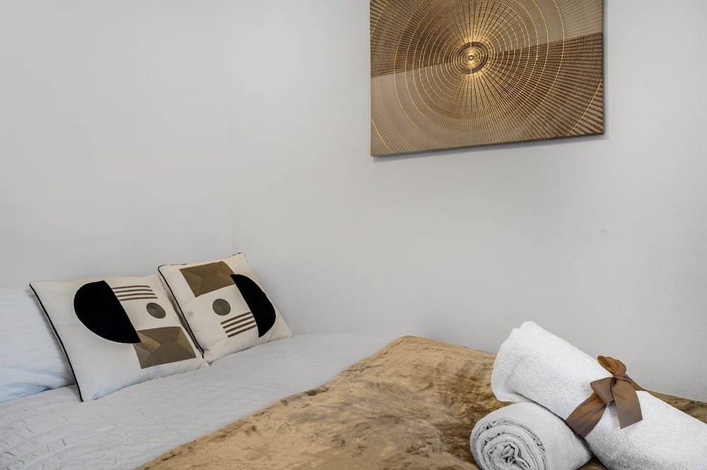 Shops 4min walk | Family | 2 En-suite | Parking x1 in Slough, Berkshire