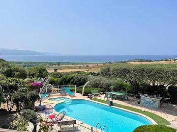 Villa pour 7 personnes, avec jardin ainsi que piscine et vue dans Sagone