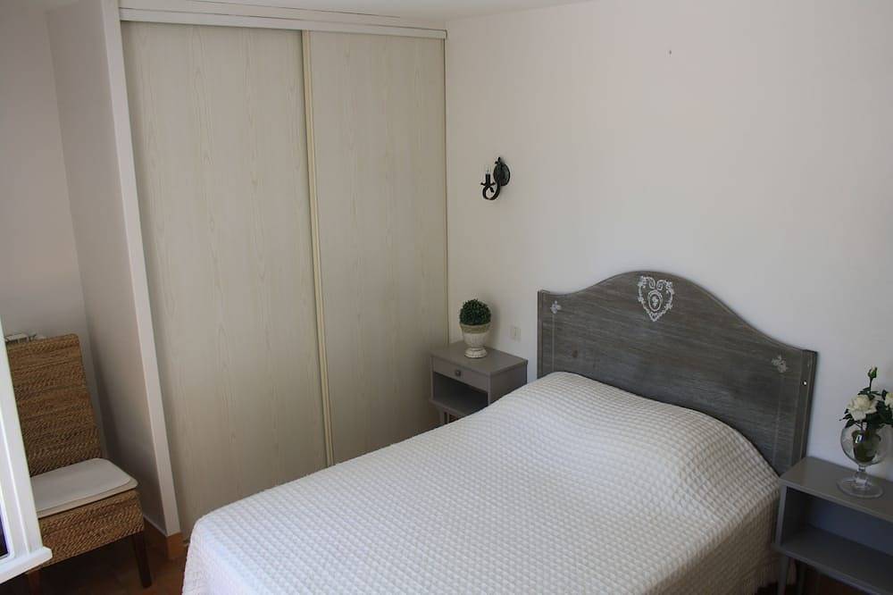 Entire apartment, Ground level furnished apartment in beautiful bloomed and planted property in Saint-Pierre-de-Vassols, Parc naturel régional du Mont-Ventoux