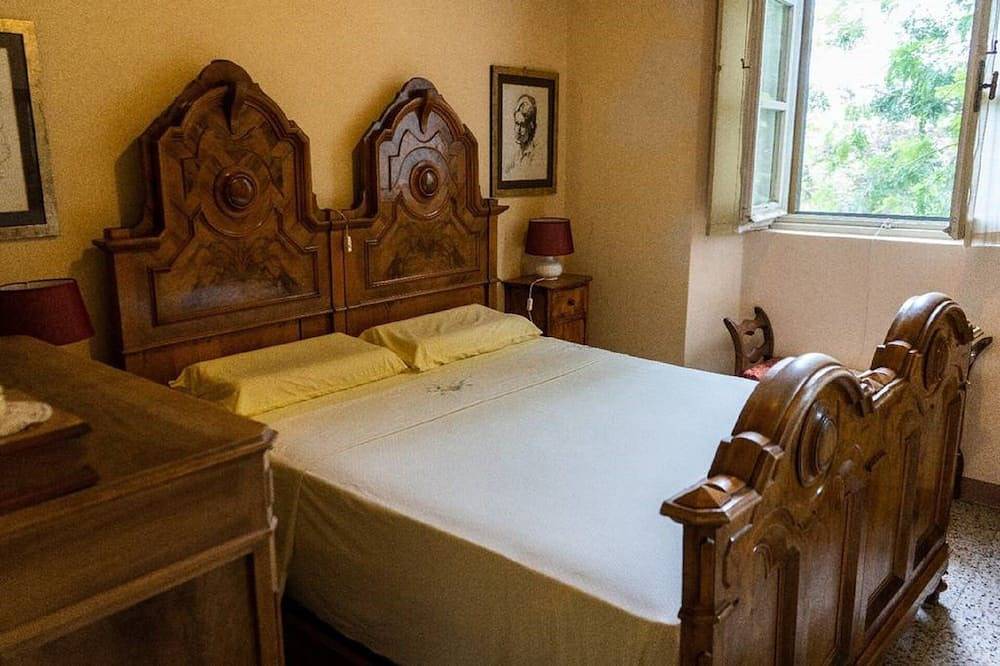 Holidays with swimming pool in a former country school from 1885 in Cappella de' Picenardi, Cremona Province