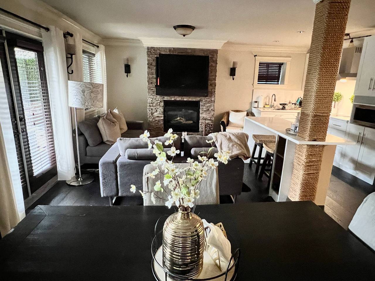 Suite privada de 1 dormitorio con sala de estar y cocina in Surrey (BC), Columbia Británica