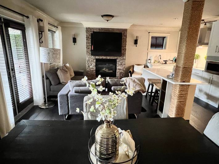 Suite privada de 1 dormitorio con sala de estar y cocina in Surrey (BC), Columbia Británica