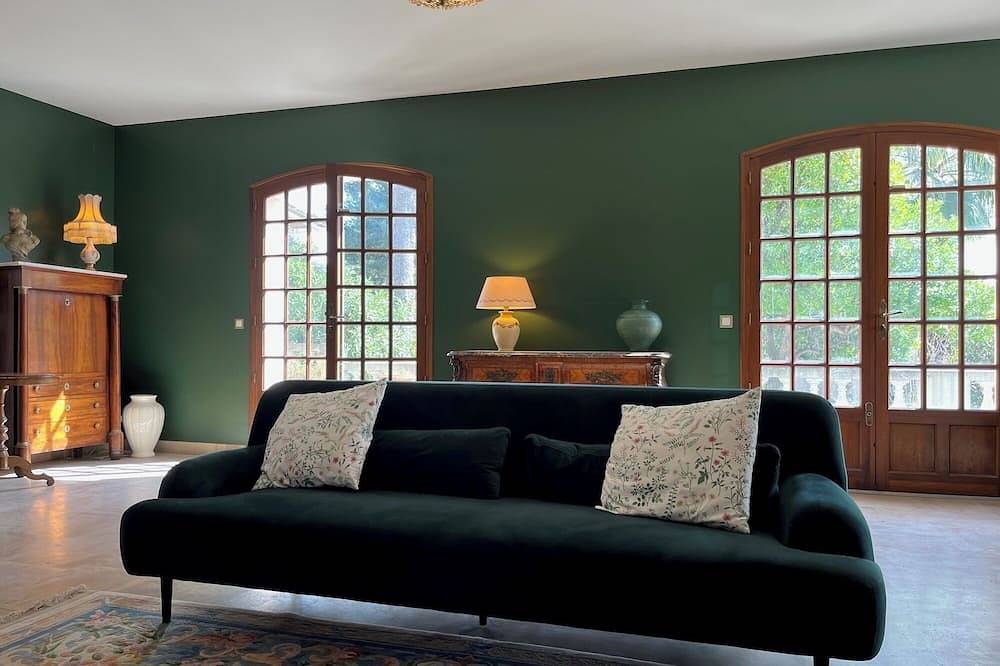 Villa Grand Cèdre - Maison familiale avec piscine à débordement, jardin 4000m2. in Marseille, Région de Marseille